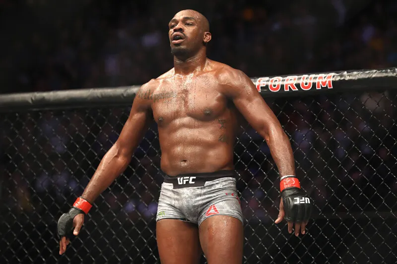 Jon Jones, destaque no UFC, preso sob acusação de violência doméstica