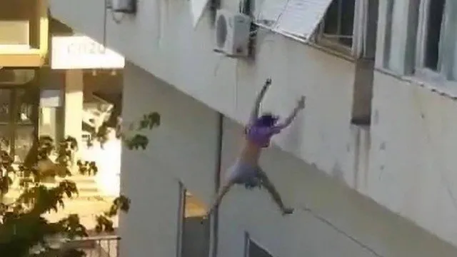 Jovem pula de altura de 10 metros 