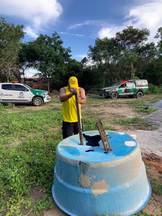 Ao chegarem ao local, os agentes quebraram o que foi possível com as ferramentas que tinham, e vão retornar ao endereço com maquinário para derrubar o restante da construção irregular