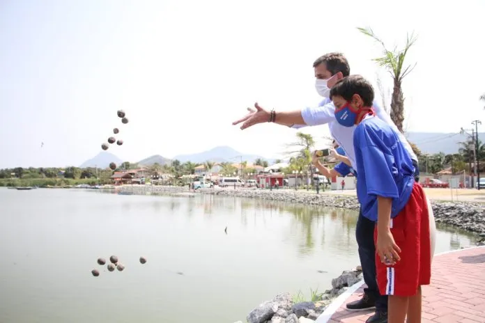 Bioinsumos são jogados na lagoa 