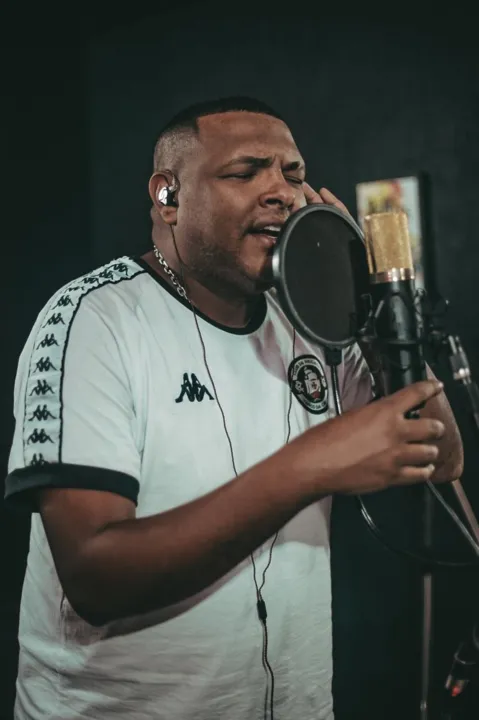 Mc Darlan lança ao lado de Karinne novo hit para o vasco 