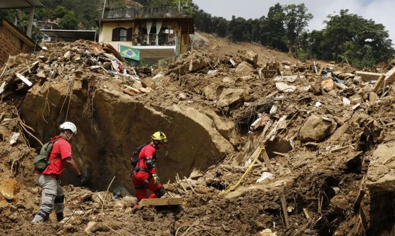 Sobiu para 233 número de mortos em Petrópolis