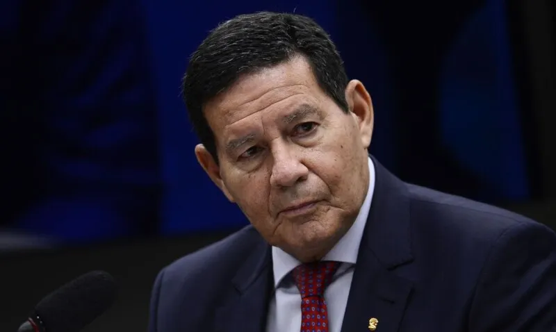 Ele embarcou na manhã desta quarta-feira (26), acompanhado do ministro das Relações Exteriores, Carlos França