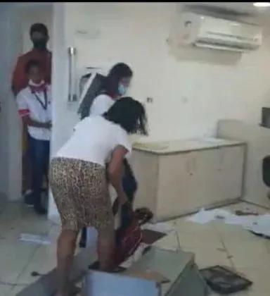 Mulher quebrou equipamentos e jogou objetos no chão