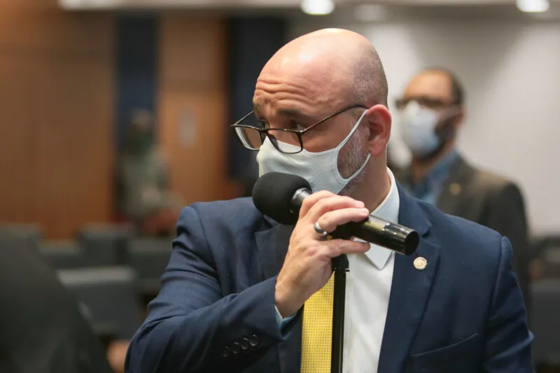 A proposta altera a Lei 8.859/20, que definiu a obrigatoriedade de uso máscaras durante a pandemia, bem como as penalidades por descumprimento