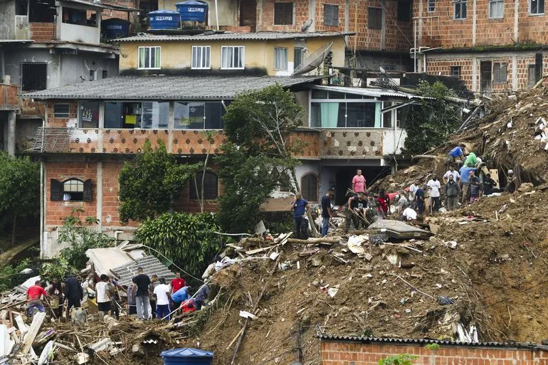 Fortes chuvas causaram destruição em Petrópolis