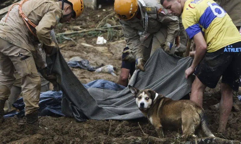 Os bombeiros entraram no terceiro dia de buscas, já que ainda há desaparecidos