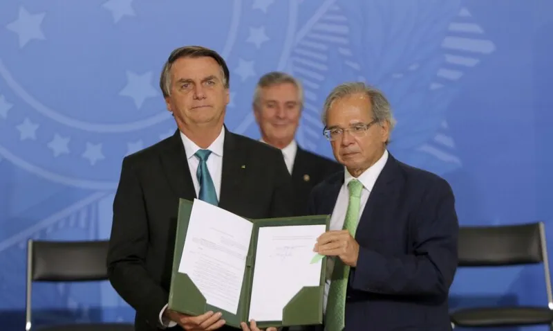 O presidente Jair Bolsonaro assinou decreto com a redução escalonada do tributo, que será diminuído em etapas até ser zerado em 2028.