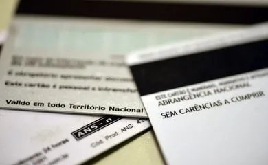 De acordo com o texto, os planos não poderão estabelecer um número fixo de consultas e sessões