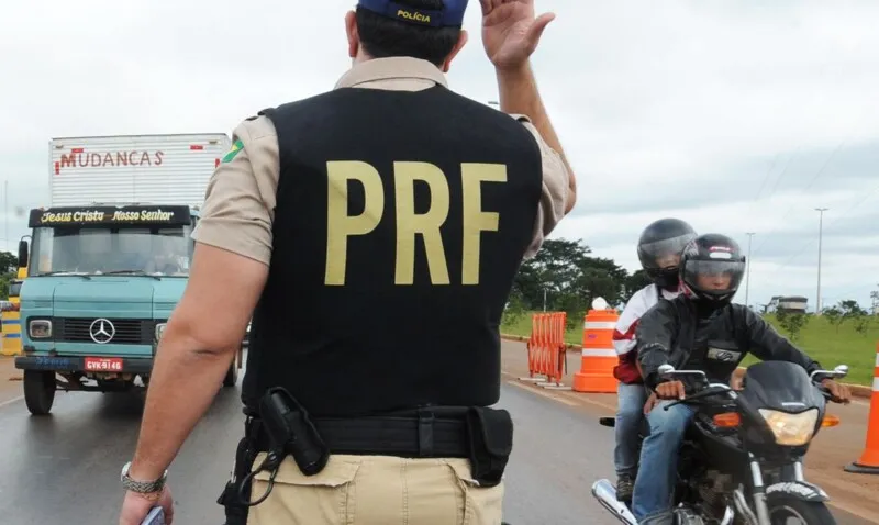 Polícia Rodoviária Federal durante  Operação Nossa Senhora Aparecida 2021.