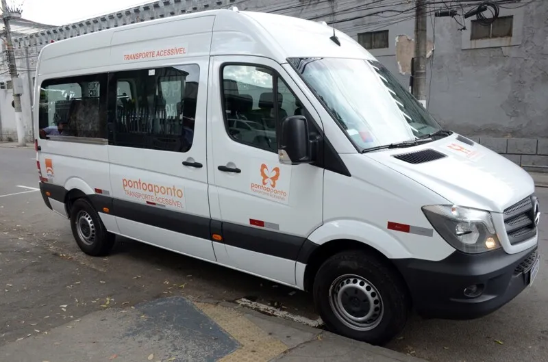 O Ponto a Ponto atende pessoas com deficiência físico-motora e/ou múltipla com alto grau de severidade na locomoção de casa para o tratamento e retorno à residência 