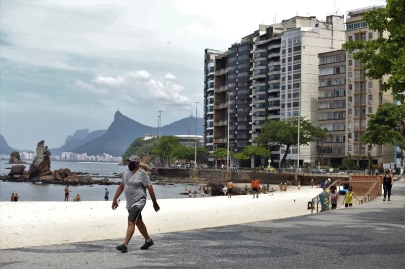 O mês de outubro marca também o início da exigência do comprovante de vacinação em ambientes fechados