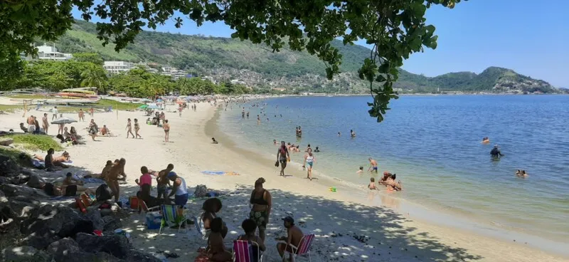 Imagem ilustrativa da imagem Sol, águas cristalinas e muito trânsito a caminho das praias em Niterói