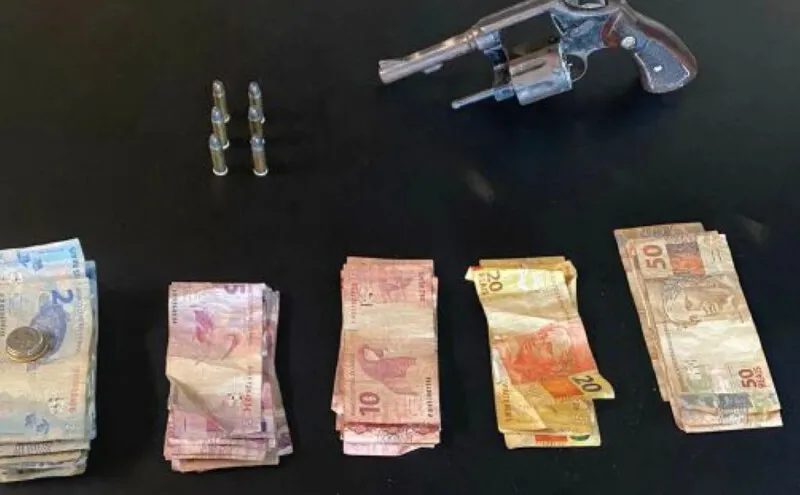 Com ele, foi apreendida uma mochila com um revólver e dinheiro em espécie