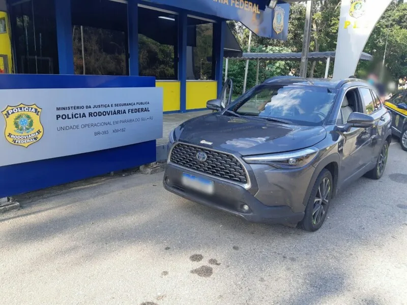 Além da espingarda, havia uma pistola 9 milímetros no porta-malas do carro
