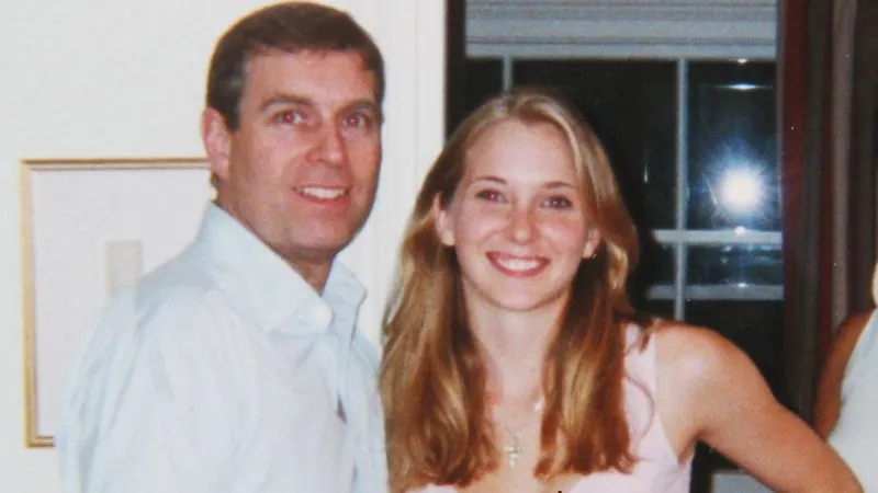 Virginia Giuffre (na época Roberts) foi fotografada com o príncipe Andrew em Londres em 2001