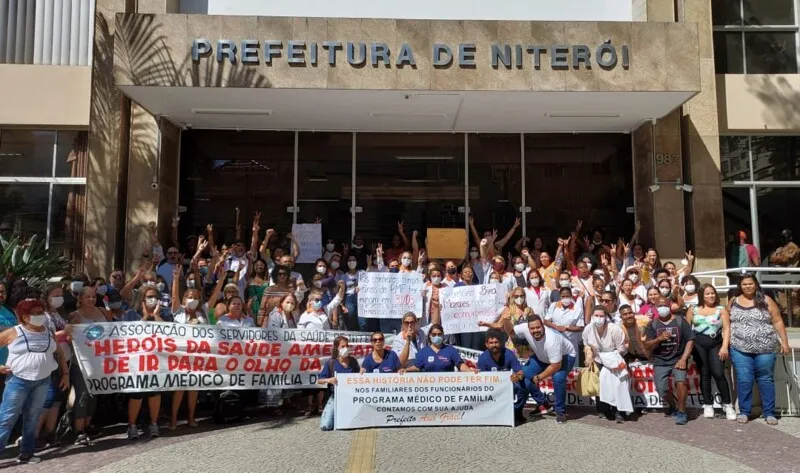 Servidores procuram uma resposta sobre qual será o futuro de quem foi demitido