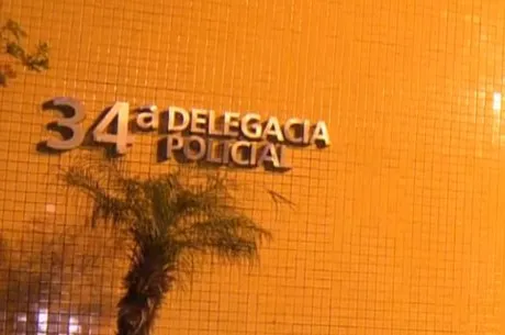  Ao final da situação, o carro em que os acusados estavam acabou colidindo com um muro