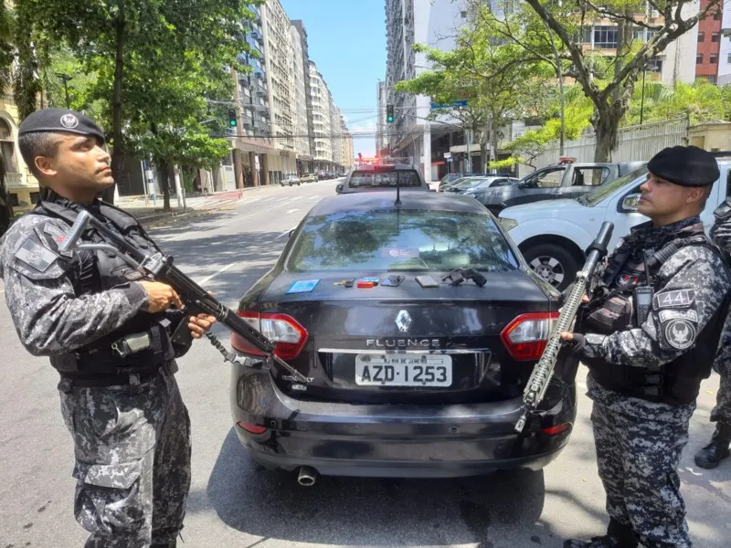 Homens haviam roubado carro poucos antes de serem abordados