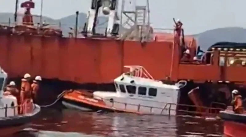 Imagem ilustrativa da imagem Embarcação afunda na baía de Guanabara, altura do Porto Novo, e deixa um morto