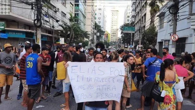 No cartaz está escrito: “Elias é mais um. Na favela é assim: primeiro atira, depois pergunta.”