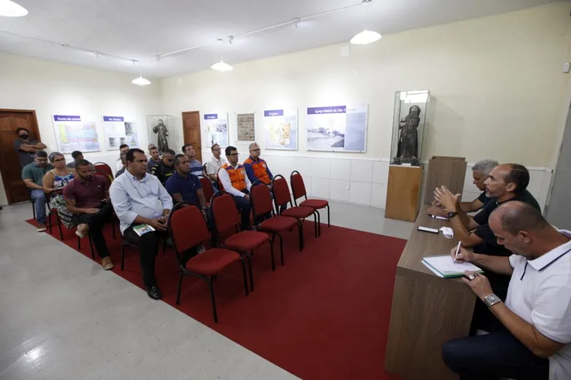 O encontro entre padre André Luís e vários secretários municipais aconteceu na da Igreja Matriz
