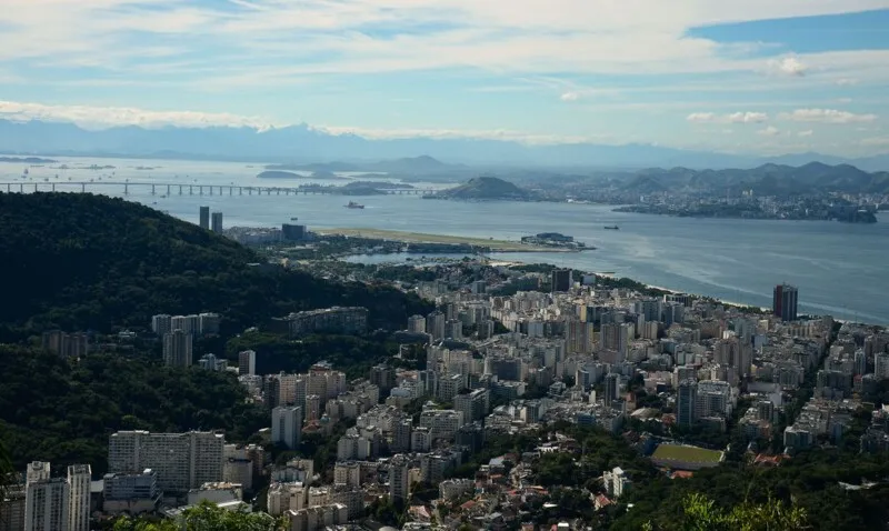 Para amanhã (4), o Alerta Rio informa que a aproximação e passagem de uma frente fria pelo oceano mantém o tempo instável