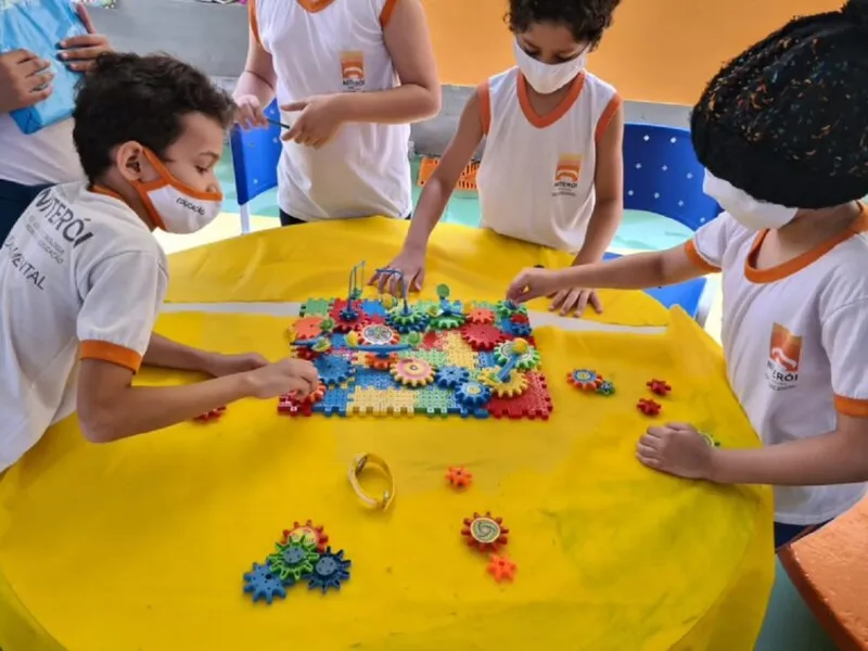 A proposta é trabalhar por projetos, seguindo os assuntos estudados em cada escola