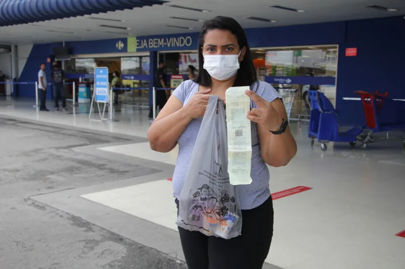 Imagem ilustrativa da imagem Supermercados ignoram lei municipal e seguem cobrando por sacolas em SG