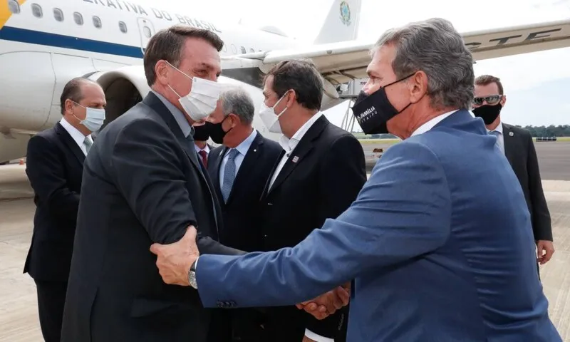 A troca de Silva e Luna foi discutida na reunião de Bolsonaro com os ministros da Defesa Walter Braga e Neto e os comandantes das três forças armadas.