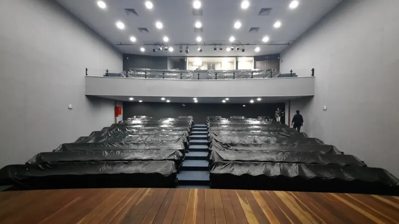 Teatros e demais estabelecimentos poderão funcionar em capacidade total de público, com novas regras