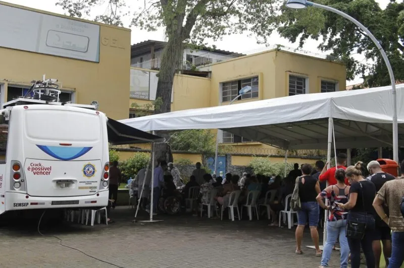 Tenda na praça Zé Garoto
