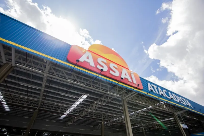 O Assaí é empresa de atacarejo que atende pequenos e médios comerciantes e consumidores em geral 
