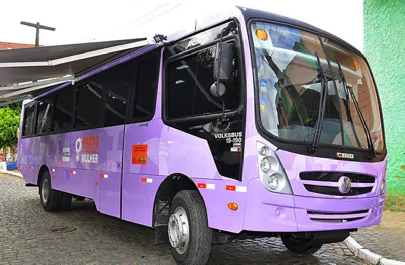 O Ônibus Lilás é um equipamento itinerante