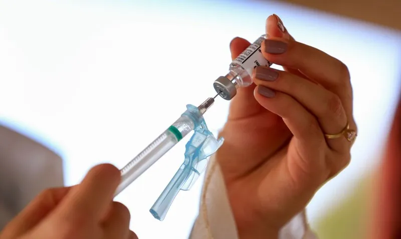 A partir desta quinta é possível receber a segunda dose da Pfizer para quem teve reação adversa à AstraZeneca 