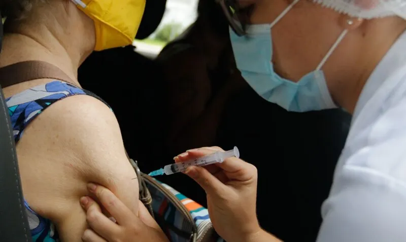 Estudo revela impacto de proteção de vacinas contra a covid-19