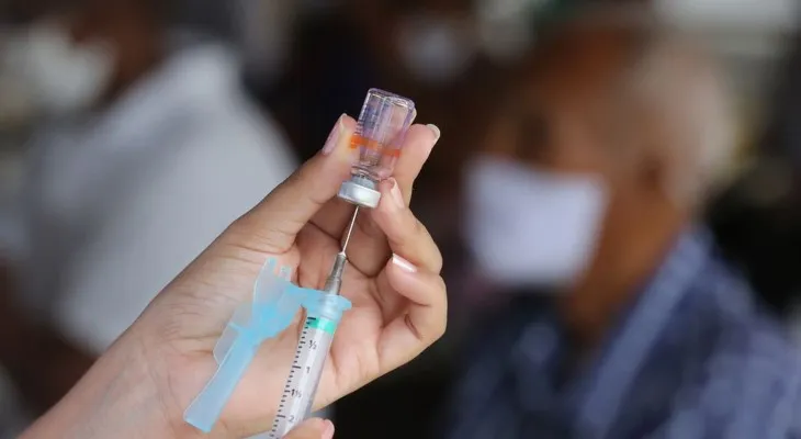 Embora a vacinação evite a forma mais agressiva da doença, ela não impede a contaminação