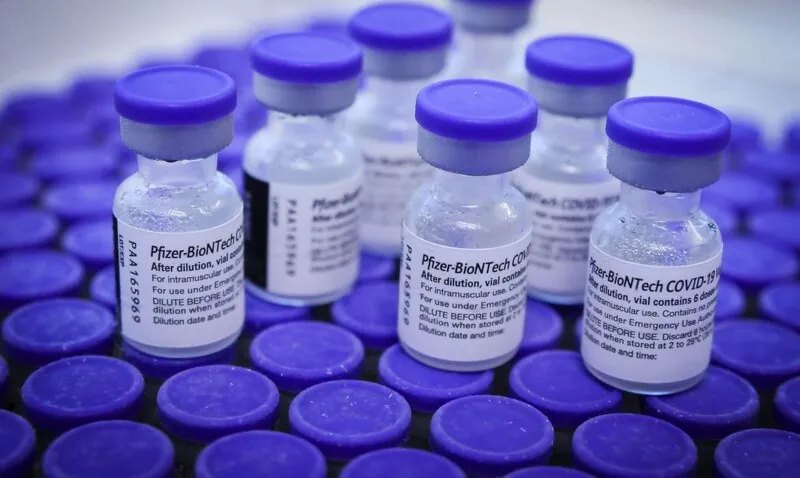 "Uma série de duas doses da vacina foi 100% eficaz contra a Covid-19, monitorada de sete dias a mais de quatro meses após a segunda dose.", sustentou a Pfizer