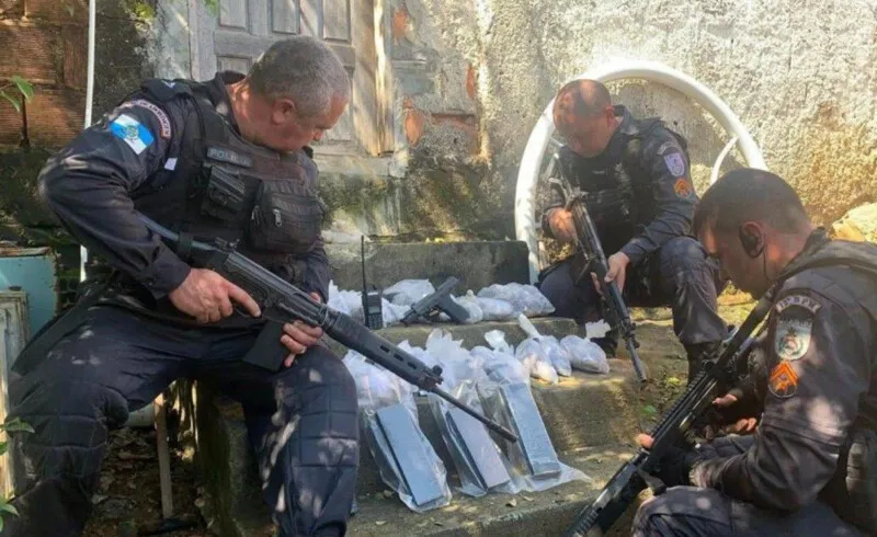 Foi apreendida uma pistola e uma grande quantidade de cocaína e maconha