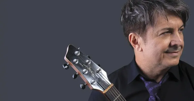Cantor e compositor Waldecy Aguiar