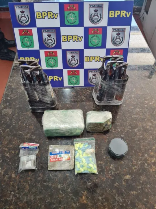 Drogas estavam escondidas debaixo do assento onde ele viajava