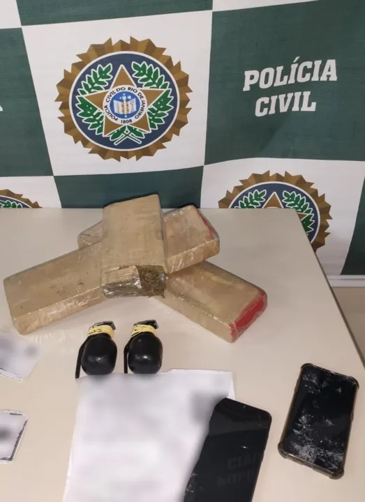 Polícia prendeu dois homens com drogas e granadas no Rio