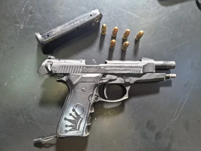 Arma foi apreendida pelos policiais