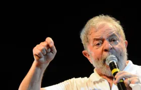Lula promete "abrasileirar" valor dos combustíveis, se eleito