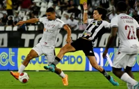 Fluminense vence o Botafogo e põe um pé na final do Carioca