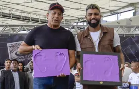 Gabigol ganha homenagem no Maracanã e provoca Flu e Bota