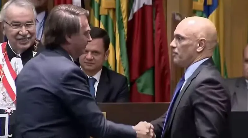 Bolsonaro cumprimenta ministro Alexandre de Moraes