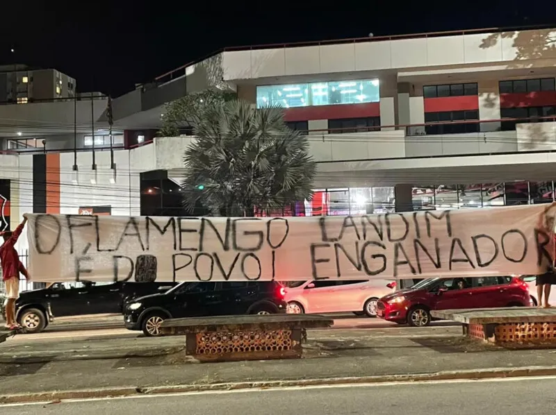 Grupo de torcedores do Fla fazem protesto em frente a Gávea