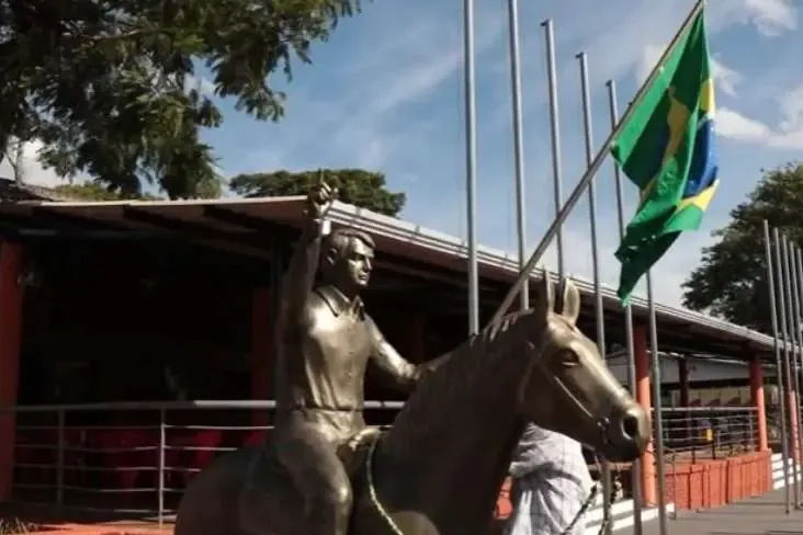 Estátua do presidente Jair Bolsonaro na Fenasoja