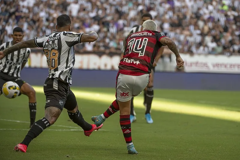Torcedores do Flamengo apontam falha de Hugo no gol de empate